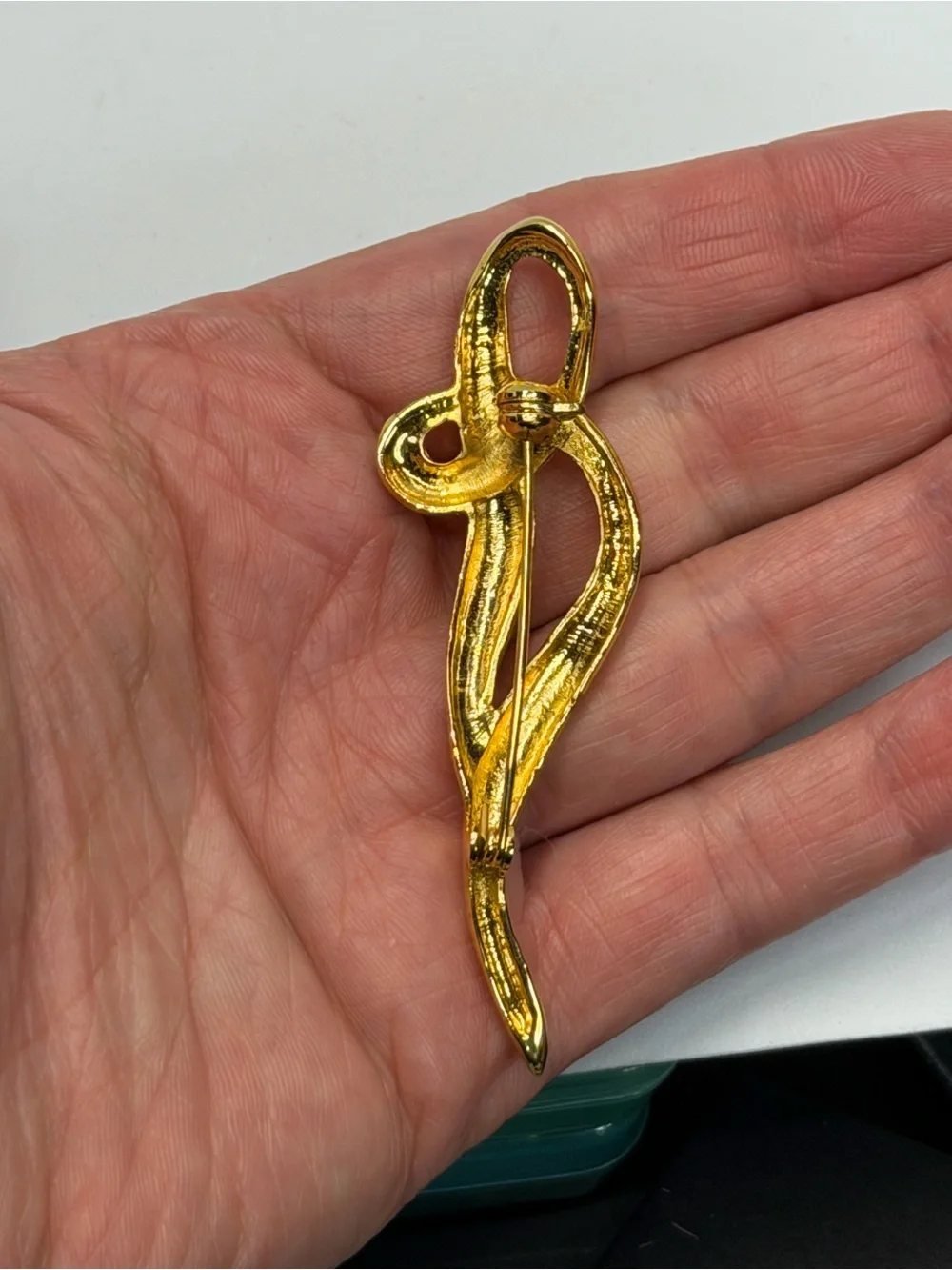 Gold Tone Sculptural Ribbon Brooch - Elegant Womens Jewelry